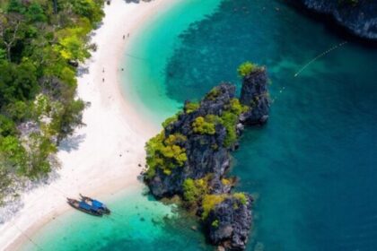 aerial-view-koh-hong-island-krabi-thailand_335224-1378